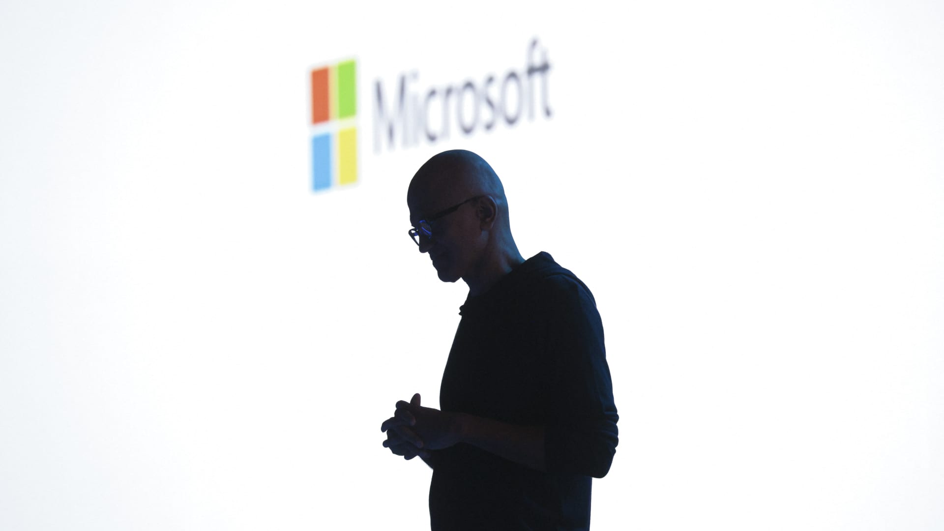 Microsoft Shares Dip Despite Strong Earnings, Cloud Growth Lags