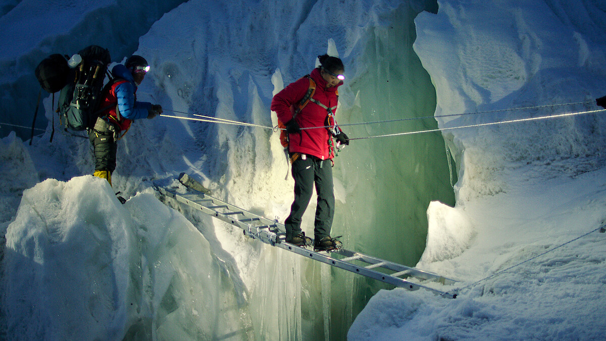  Everest's Queen: Lhakpa Sherpa's Story of Resilience