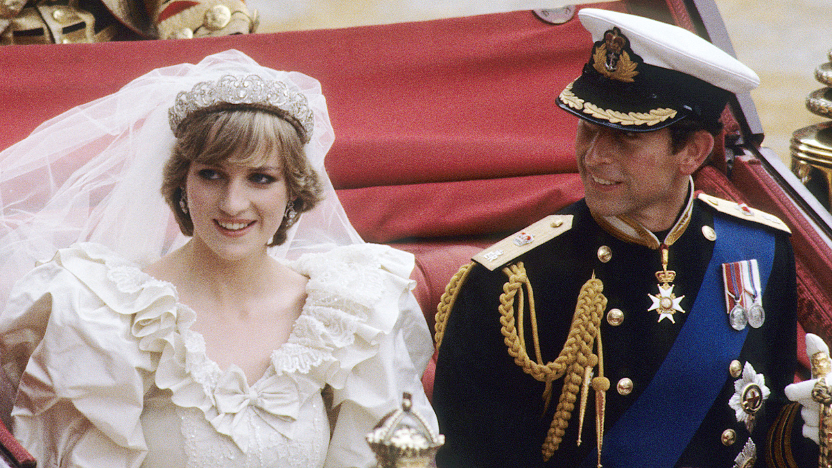  Diana's Wedding Day: A Look at the Body Language of a Bride in Distress