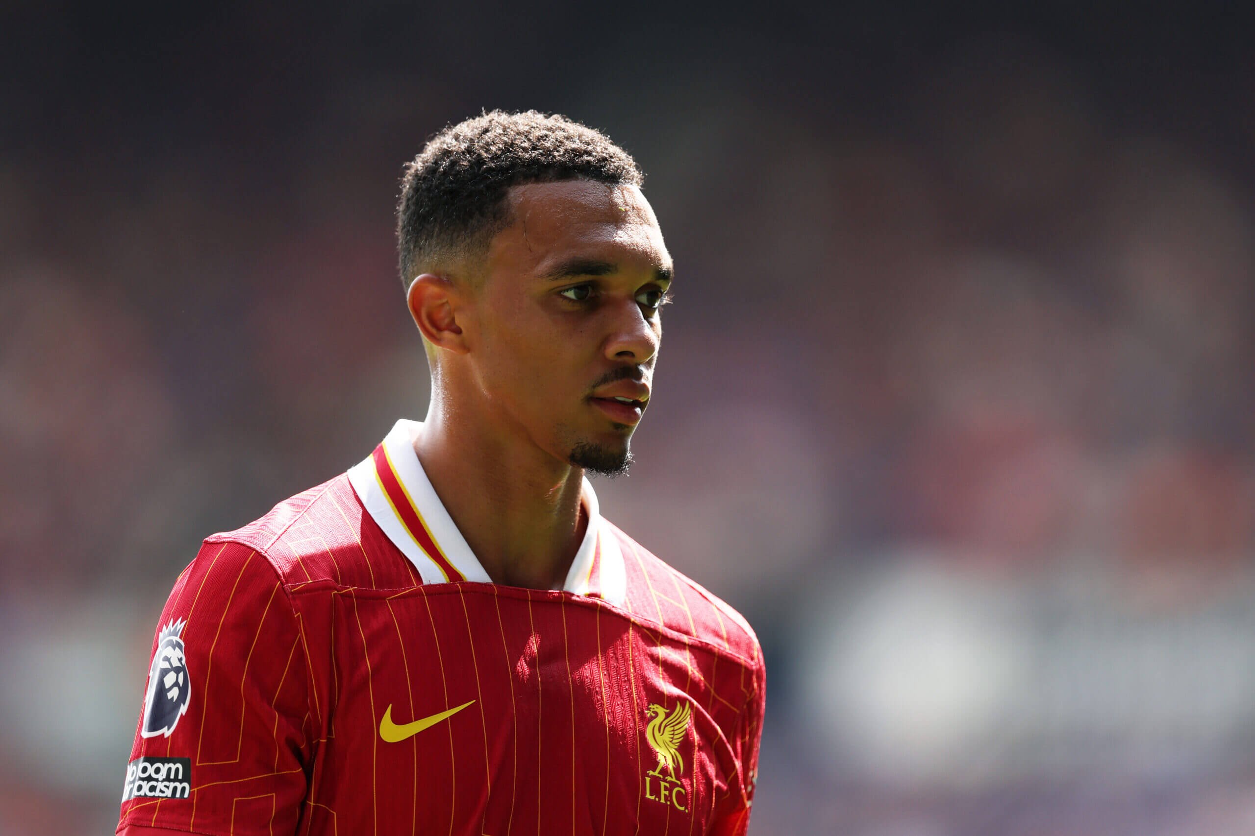  Liverpool's Right-Back Dilemma: Alexander-Arnold's Contract Stalemate 